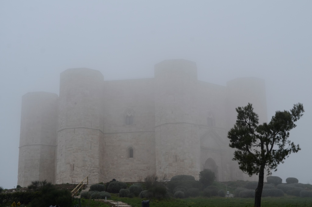 Castel del Monte niebla